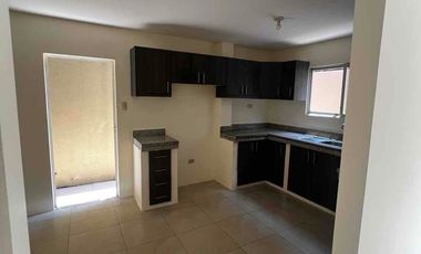 vendo casa en la Rioja etapa Asturias de dos plantas con tres dormitorios con baños y closets planta baja dos salas , comedor , cocina amplia , patio