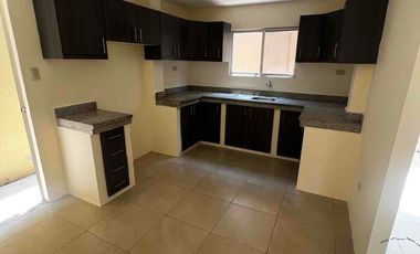 vendo casa en la Rioja etapa Asturias de dos plantas con tres dormitorios con baños y closets planta baja dos salas , comedor , cocina amplia , patio