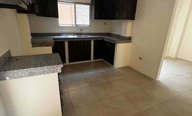 vendo casa en la Rioja etapa Asturias de dos plantas con tres dormitorios con baños y closets planta baja dos salas , comedor , cocina amplia , patio