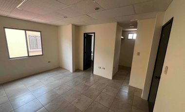 vendo casa en la Rioja etapa Asturias de dos plantas con tres dormitorios con baños y closets planta baja dos salas , comedor , cocina amplia , patio