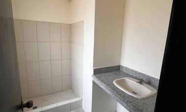 vendo casa en la Rioja etapa Asturias de dos plantas con tres dormitorios con baños y closets planta baja dos salas , comedor , cocina amplia , patio