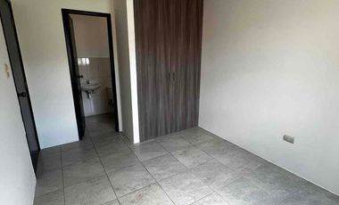 vendo casa en la Rioja etapa Asturias de dos plantas con tres dormitorios con baños y closets planta baja dos salas , comedor , cocina amplia , patio