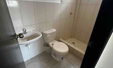 vendo casa en la Rioja etapa Asturias de dos plantas con tres dormitorios con baños y closets planta baja dos salas , comedor , cocina amplia , patio