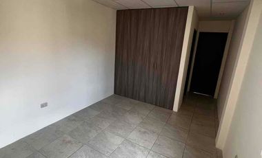 vendo casa en la Rioja etapa Asturias de dos plantas con tres dormitorios con baños y closets planta baja dos salas , comedor , cocina amplia , patio