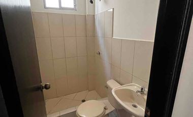 vendo casa en la Rioja etapa Asturias de dos plantas con tres dormitorios con baños y closets planta baja dos salas , comedor , cocina amplia , patio