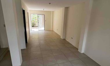 vendo casa en la Rioja etapa Asturias de dos plantas con tres dormitorios con baños y closets planta baja dos salas , comedor , cocina amplia , patio