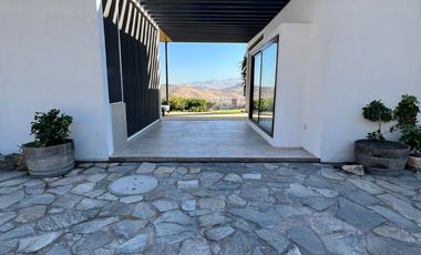 Venta de casa Chamisero Colina Chicureo cercarna a colegios Alianza Francesa Dunalaister Licoln casa autosustentable con execelente vista al valle