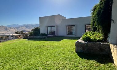 Venta de casa Chamisero Colina Chicureo cercarna a colegios Alianza Francesa Dunalaister Licoln casa autosustentable con execelente vista al valle