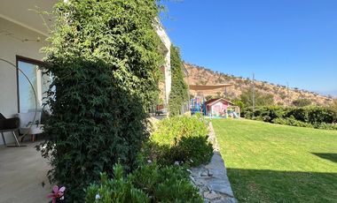 Venta de casa Chamisero Colina Chicureo cercarna a colegios Alianza Francesa Dunalaister Licoln casa autosustentable con execelente vista al valle