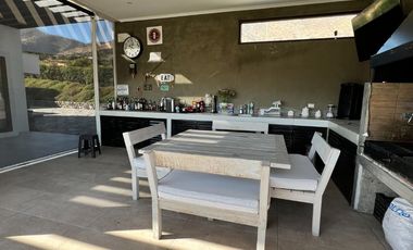 Venta de casa Chamisero Colina Chicureo cercarna a colegios Alianza Francesa Dunalaister Licoln casa autosustentable con execelente vista al valle