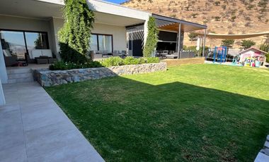 Venta de casa Chamisero Colina Chicureo cercarna a colegios Alianza Francesa Dunalaister Licoln casa autosustentable con execelente vista al valle