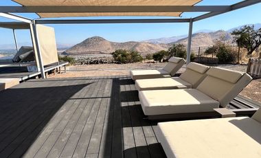 Venta de casa Chamisero Colina Chicureo cercarna a colegios Alianza Francesa Dunalaister Licoln casa autosustentable con execelente vista al valle