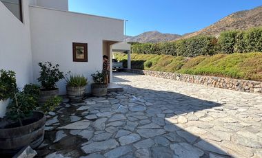 Venta de casa Chamisero Colina Chicureo cercarna a colegios Alianza Francesa Dunalaister Licoln casa autosustentable con execelente vista al valle