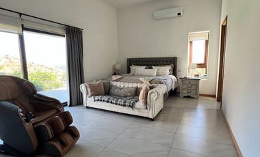 Venta de casa Chamisero Colina Chicureo cercarna a colegios Alianza Francesa Dunalaister Licoln casa autosustentable con execelente vista al valle