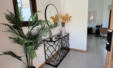 Venta de casa Chamisero Colina Chicureo cercarna a colegios Alianza Francesa Dunalaister Licoln casa autosustentable con execelente vista al valle