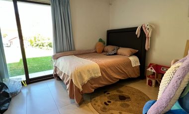 Venta de casa Chamisero Colina Chicureo cercarna a colegios Alianza Francesa Dunalaister Licoln casa autosustentable con execelente vista al valle