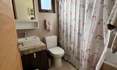 Venta de casa Chamisero Colina Chicureo cercarna a colegios Alianza Francesa Dunalaister Licoln casa autosustentable con execelente vista al valle