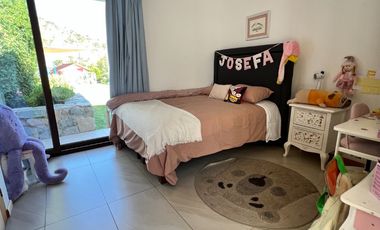 Venta de casa Chamisero Colina Chicureo cercarna a colegios Alianza Francesa Dunalaister Licoln casa autosustentable con execelente vista al valle