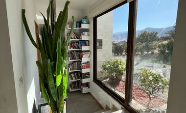 Venta de casa Chamisero Colina Chicureo cercarna a colegios Alianza Francesa Dunalaister Licoln casa autosustentable con execelente vista al valle