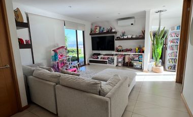 Venta de casa Chamisero Colina Chicureo cercarna a colegios Alianza Francesa Dunalaister Licoln casa autosustentable con execelente vista al valle