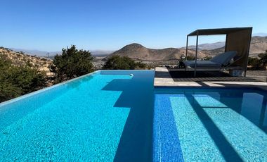 Venta de casa Chamisero Colina Chicureo cercarna a colegios Alianza Francesa Dunalaister Licoln casa autosustentable con execelente vista al valle