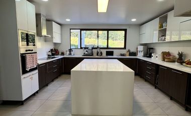 Venta de casa Chamisero Colina Chicureo cercarna a colegios Alianza Francesa Dunalaister Licoln casa autosustentable con execelente vista al valle