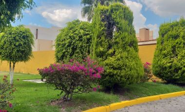 Renta Departamento Amueblado Planta Baja, en Fraccionamiento con Vigilancia y agradables áreas verdes, Carcaña, Momoxpan a 10 min de UDLAP Cholual