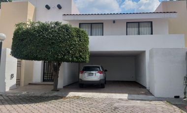 Renta Departamento Amueblado Planta Baja, en Fraccionamiento con Vigilancia y agradables áreas verdes, Carcaña, Momoxpan a 10 min de UDLAP Cholual