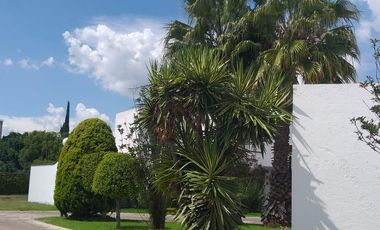 Renta Departamento Amueblado Planta Baja, en Fraccionamiento con Vigilancia y agradables áreas verdes, Carcaña, Momoxpan a 10 min de UDLAP Cholual