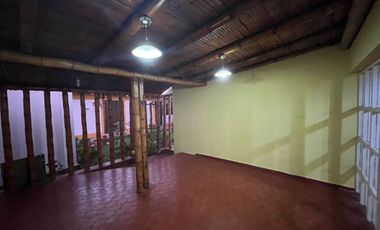 Se Alquila Casa Con Estacionamiento Y Excelente Ubicación En Chincha