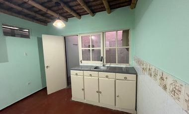 Se Alquila Casa Con Estacionamiento Y Excelente Ubicación En Chincha