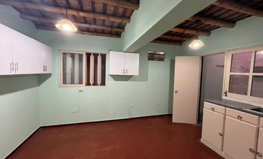 Se Alquila Casa Con Estacionamiento Y Excelente Ubicación En Chincha