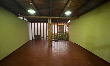 Se Alquila Casa Con Estacionamiento Y Excelente Ubicación En Chincha