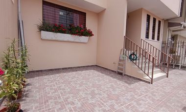 Casa en venta en Miraflores, cuatro dormitorios, amplia.
