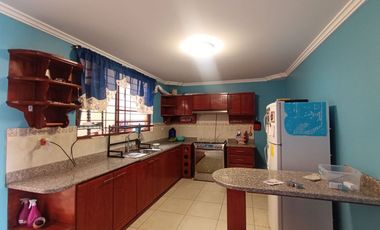 Casa en venta en Miraflores, cuatro dormitorios, amplia.