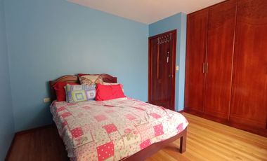 Casa en venta en Miraflores, cuatro dormitorios, amplia.