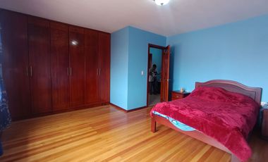 Casa en venta en Miraflores, cuatro dormitorios, amplia.