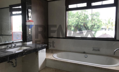 DIJUAL – RUMAH BESAR STRATEGIS DI JALAN UTAMA