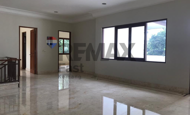 DIJUAL – RUMAH BESAR STRATEGIS DI JALAN UTAMA