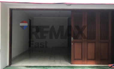 DIJUAL – RUMAH BESAR STRATEGIS DI JALAN UTAMA