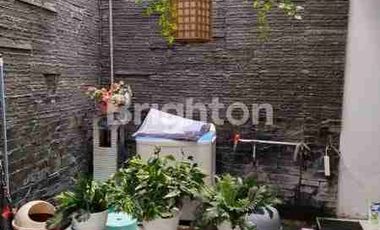 Dijual rumah 2 lantai siap huni rapi di jalan utama di Griya Kencana 2, Ciledug Tangerang