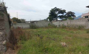 Hermoso terreno plano área de 1.900 metros Urbano con agua de riego en cotacachi Imbabura Ecuador