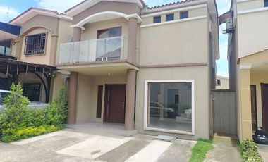 En renta casa semiamoblada en urbanización Orocity