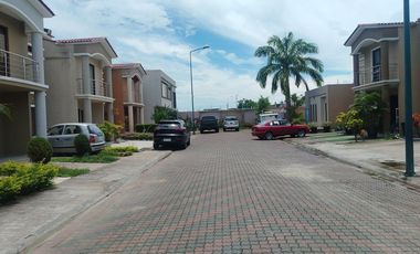 En renta casa semiamoblada en urbanización Orocity