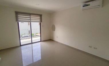 En renta casa semiamoblada en urbanización Orocity