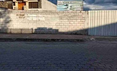 se vende terreno urbano a tres cuadras del terminal y mercado de Cotacachi Imbabura Ecuador área de 1.500 metros