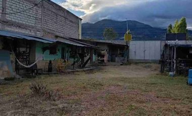 se vende terreno urbano a tres cuadras del terminal y mercado de Cotacachi Imbabura Ecuador área de 1.500 metros