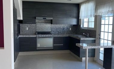 Casa en renta en Fraccionamiento con jardin, 3 recamaras, 2 lugares de estacionamiento en Bosques de ICA