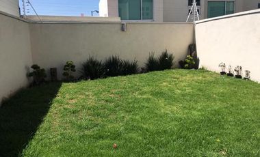 Casa en renta en Fraccionamiento con jardin, 3 recamaras, 2 lugares de estacionamiento en Bosques de ICA