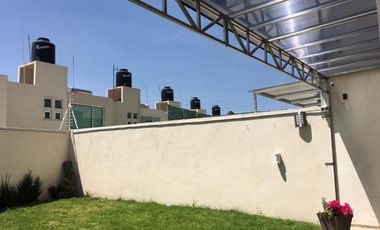 Casa en renta en Fraccionamiento con jardin, 3 recamaras, 2 lugares de estacionamiento en Bosques de ICA